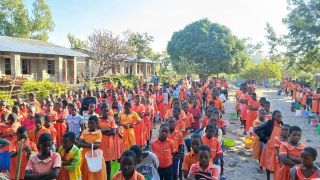 Víte kdo je tohle? Děti ze školy Chiteko v Malawi kterým prostřednictvím @marysmealscz zajišťujeme jídlo v místě...