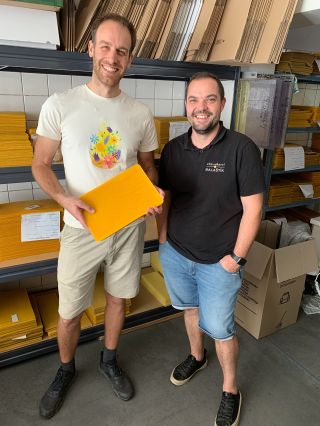 Seznamte se. Tohle jsou Petr a Jana z jižní Moravy - včelaři, od kterých máme ten nejčistší vosk pro naše včelí adventní...