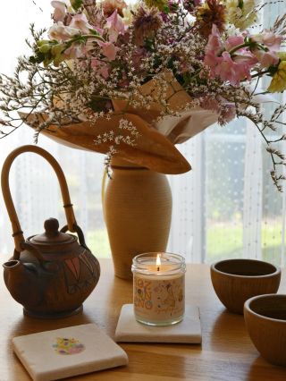 Když zapálíte svíčku, nejde jen o světlo. Jde o atmosféru. O klid, který se rozprostře po místnosti. O vůni, která pohladí...